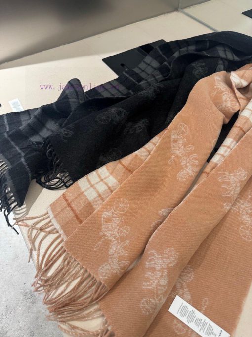 The COACH classic Coach scarf is also so beautiful, not only in terms of appearance but alsoqkhng5o4 - Image 9