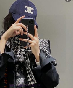 CHANEL Knitted Long Scarf is a top-notch original product that is unparalleled in beauty. Thy31lzuwf