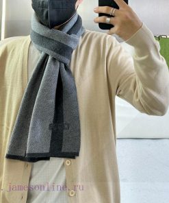GUCCI's popular new high-end men's scarf features classic stripes and a simple logo, reflectxww993fy