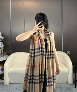 2024 Top selling Burberry 🧣 The highly anticipated classic version of the warhorse embroiderf58z0c4z
