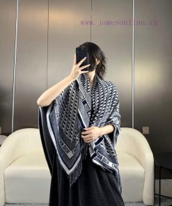 Dior's new scarf shawlThis deep blue wool and rabbit fur scarf is decorated with the iconic 56lrqtpg