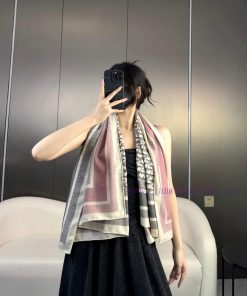 In 2024, Dior synchronized the D-letter double-sided handkerchief 140. This Diortwin handkertrsrjk97