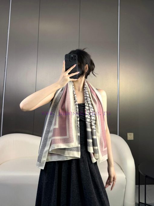 In 2024, Dior synchronized the D-letter double-sided handkerchief 140. This Diortwin handkertrsrjk97 - Image 2