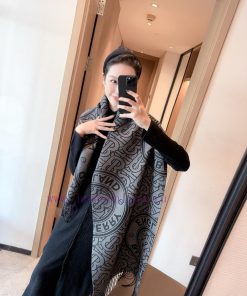 Here are the details of Bur's new dual color double-sided logo cashmere scarf. The badge sho44sed2b8