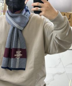 Burberry's popular new high-end men's scarf TB cashmere plaid cowhide is luxurious in size, eg0n0i29