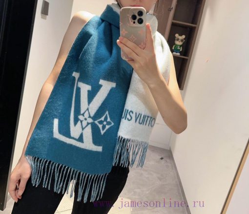 The LV Smash scarf is cut from soft sheep wool to a wide size, highlighting the LV logo withqd18429a