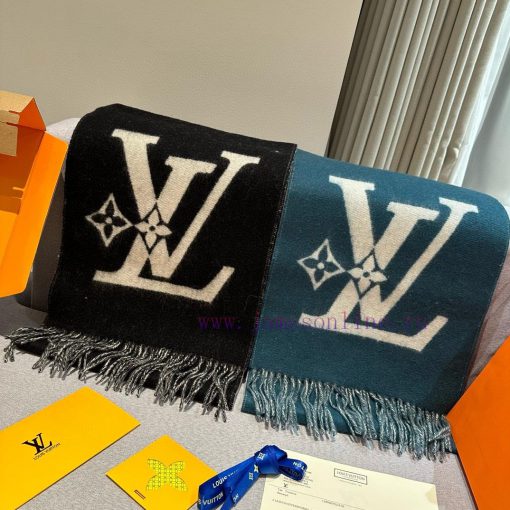 The LV Smash scarf is cut from soft sheep wool to a wide size, highlighting the LV logo withqd18429a - Image 3