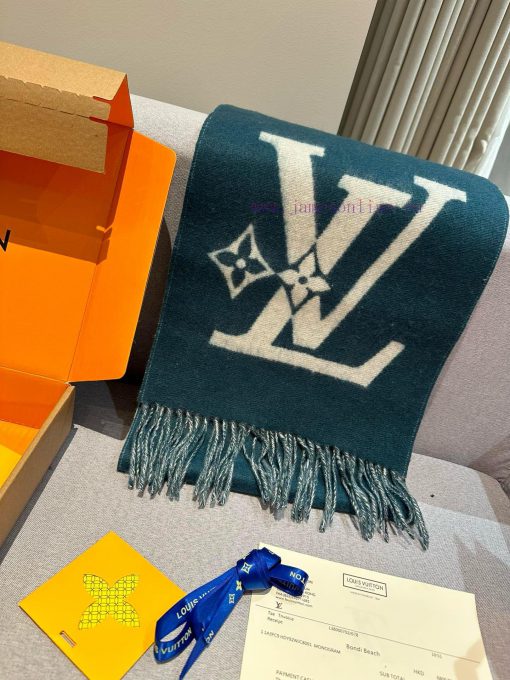 The LV Smash scarf is cut from soft sheep wool to a wide size, highlighting the LV logo withqd18429a - Image 4