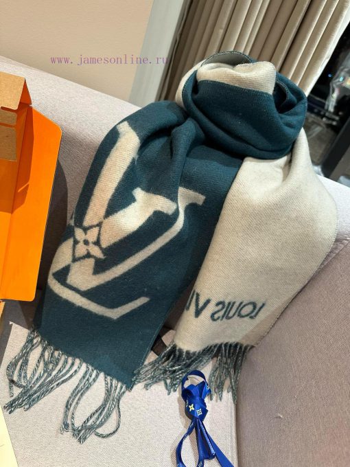 The LV Smash scarf is cut from soft sheep wool to a wide size, highlighting the LV logo withqd18429a - Image 8