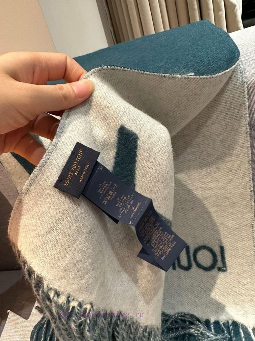 The LV Smash scarf is cut from soft sheep wool to a wide size, highlighting the LV logo withqd18429a - Image 11