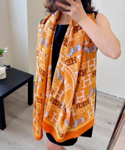 The newly launched new silk scarf is truly beautiful, making people's hearts flutter. The ef2gjj8988