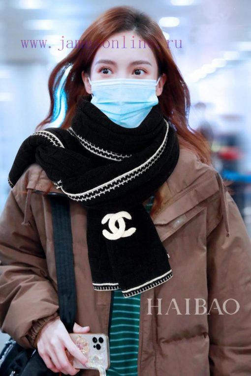 The new Chanel checkered knitted shawl is so beautiful [tears]. It is a top-notch palace grasluj2pyq