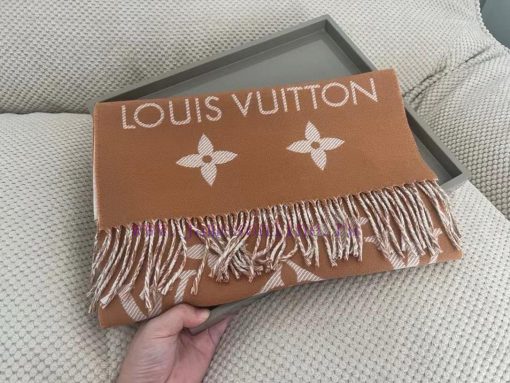 The LV Essential scarf, which is the hottest pink and white scarf in the Lvjia family, focus2a735f01 - Image 5