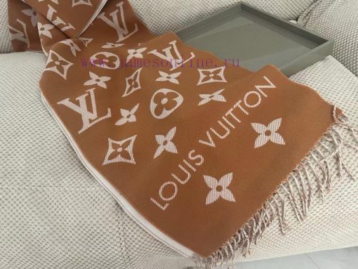 The LV Essential scarf, which is the hottest pink and white scarf in the Lvjia family, focus2a735f01 - Image 10