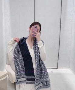 The best-selling Dior Oblique print scarf reinterprets the classic Dior logo, highlighting au5l8c08t