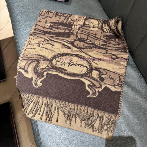 It goes without saying how severe the shortage of Burberry's warhorse scarf last year was Th1uxpume6 - Image 6