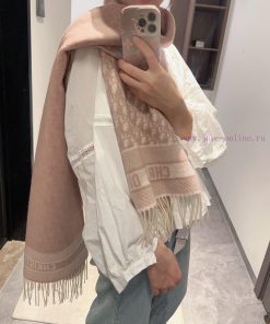 This Oblique printed scarf by Dior reinterprets the classic Dior logo, showcasing a modern s5cbhi0cy