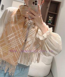 Double sided scarf Burberry plaid scarf ️ It looks crazy, so stylish and charming ️ I really6zrjodjh