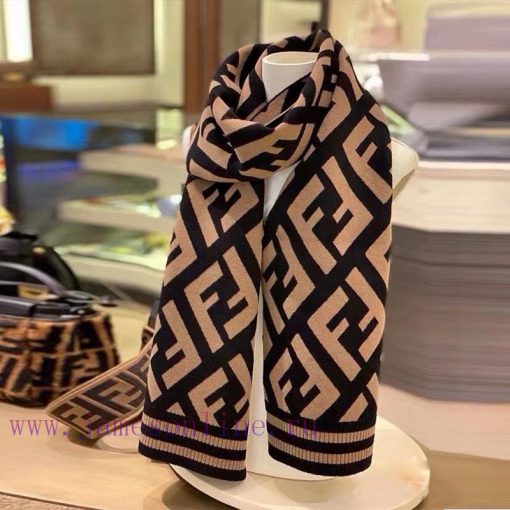 This Fendi is so fashionable and beautiful that it must be taken in at the first sight. The ppwo89wl