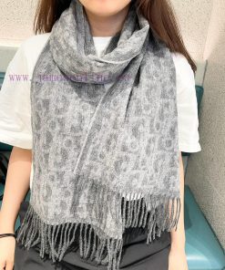 The classic style of Dior celebrity's dd scarf will never go out of style, and it is super vws1q9zez