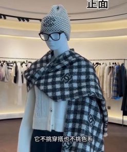 𝐂𝐡𝐚𝐧𝐞𝐥𝟐𝟒𝐁 Logo plaid scarf gray whiteSize 190x60cm 56% cashmere 34% wool 10% silkSlow hands 4kjj2vky