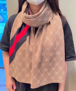The hot selling Gucci unisex knitted scarf has arrived. Soft and comfortable wool brings the5du2kzc3