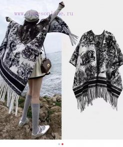 The split shawl with jungle animal print cape is made of 57% Kashmir imported cashmere and 4n9op783g