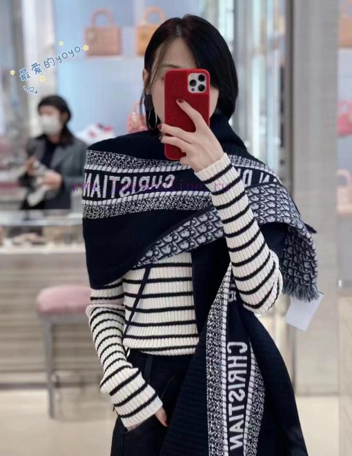 Dior's latest Oblique printed double-sided scarf, which meets all sisters' stringent require59p8mwv9 - Image 4