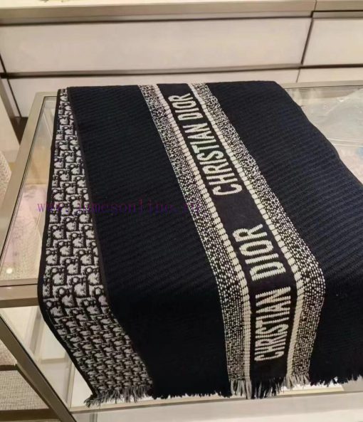 Dior's latest Oblique printed double-sided scarf, which meets all sisters' stringent require59p8mwv9 - Image 8