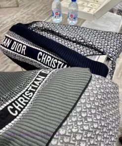 Dior's latest Oblique printed double-sided scarf, which meets all sisters' stringent require7nyqhf22