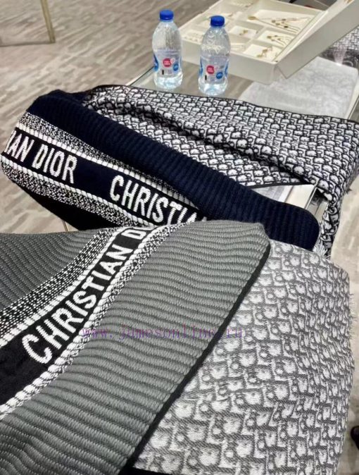 Dior's latest Oblique printed double-sided scarf, which meets all sisters' stringent require59p8mwv9 - Image 11