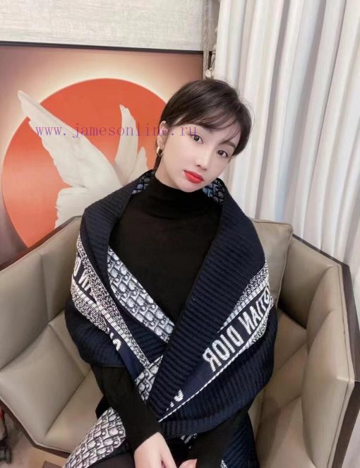 Dior's latest Oblique printed double-sided scarf, which meets all sisters' stringent require59p8mwv9 - Image 12