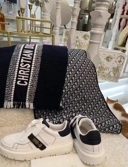 Dior's latest Oblique printed double-sided scarf, which meets all sisters' stringent require59p8mwv9 - Image 15
