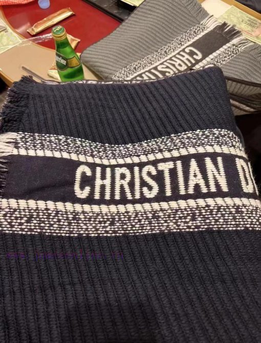 Dior's latest Oblique printed double-sided scarf, which meets all sisters' stringent require59p8mwv9 - Image 16