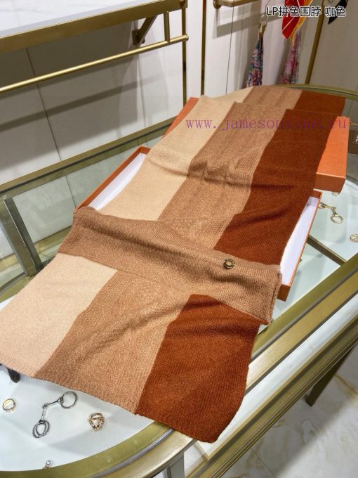 The new Loro Piana Beef LP Color blocked Multi functional Neck allows you to wrap it as you 9bktx2qs - Image 14