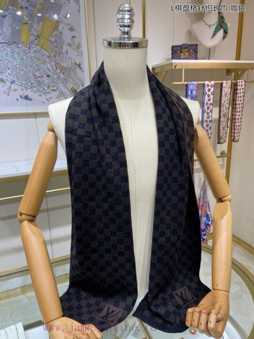 The new synchronized L checkerboard knitted long scarf from Lvjia features a striking classia60gzega - Image 17