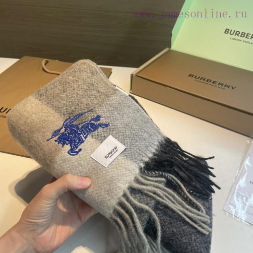The Burberry double-sided scarf is so stylish and charming that it's going crazy. It's a ver1jb3g0q8 - Image 5