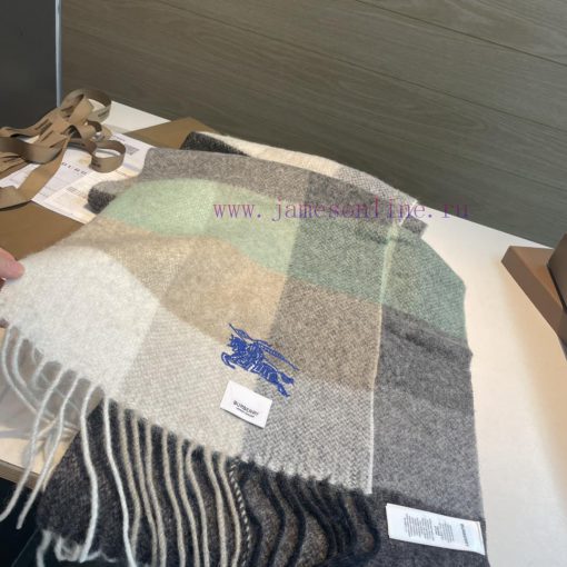 The Burberry double-sided scarf is so stylish and charming that it's going crazy. It's a ver1jb3g0q8 - Image 9
