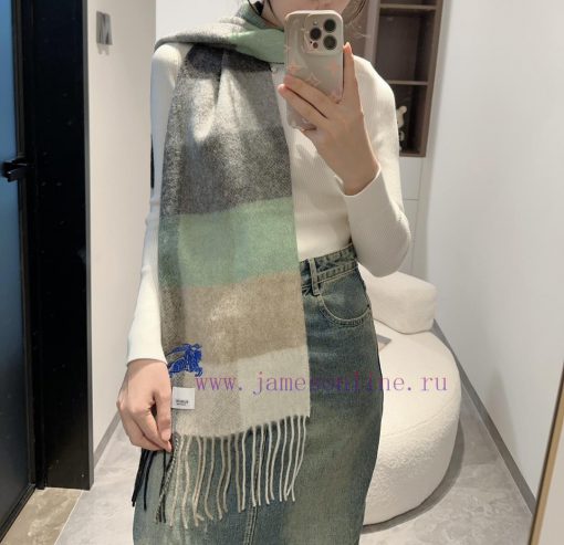 The Burberry double-sided scarf is so stylish and charming that it's going crazy. It's a ver1jb3g0q8 - Image 11