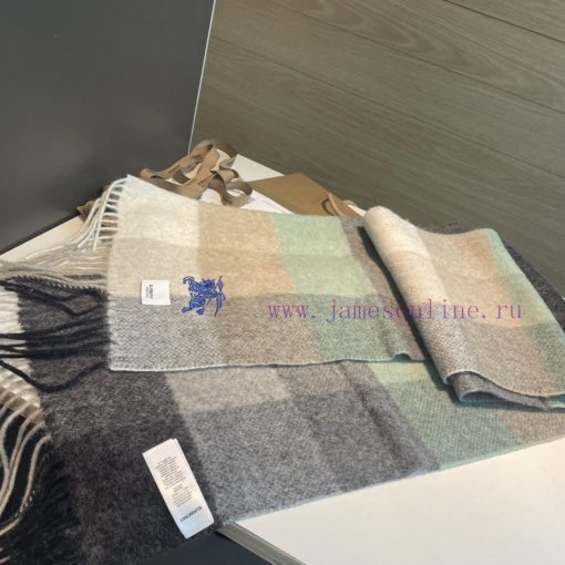 The Burberry double-sided scarf is so stylish and charming that it's going crazy. It's a ver1jb3g0q8 - Image 16