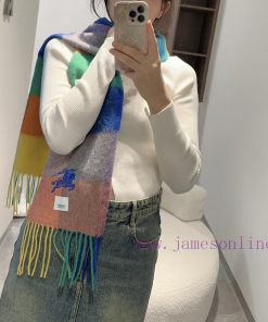 The Burberry double-sided scarf is so stylish and charming that it's going crazy. It's a verftxcd1eh