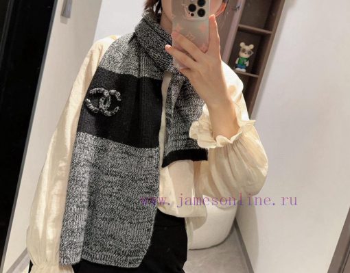Chanel's new autumn/winter collection of 24 inch knitted scarves and long scarves, made of cmjoy0uq6 - Image 2