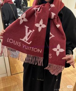 This Reykjavik scarf features a classic Monogram pattern and brand elements with jacquard kn1b9ysuec