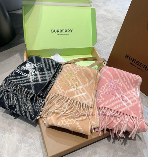 Double sided scarf Burberry plaid scarf ️ It looks crazy, so stylish and charming ️ I reallyox8hmt02 - Image 3