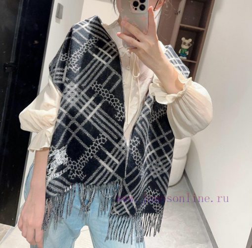 Double sided scarf Burberry plaid scarf ️ It looks crazy, so stylish and charming ️ I reallybwebpx1r