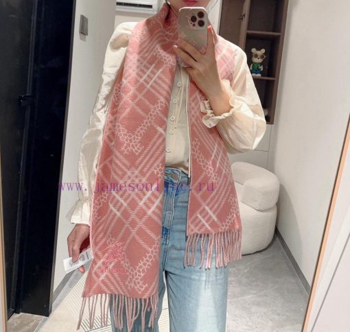 Double sided scarf Burberry plaid scarf ️ It looks crazy, so stylish and charming ️ I reallyodj6nbdx