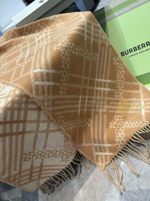 Double sided scarf Burberry plaid scarf ️ It looks crazy, so stylish and charming ️ I reallyox8hmt02 - Image 8