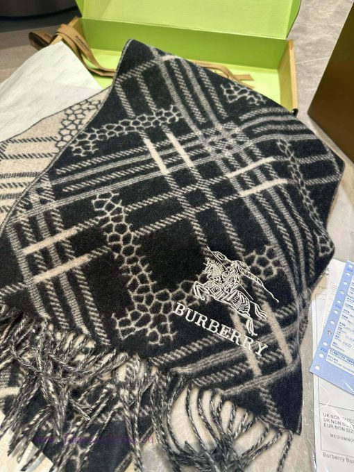 Double sided scarf Burberry plaid scarf ️ It looks crazy, so stylish and charming ️ I reallybwebpx1r - Image 6