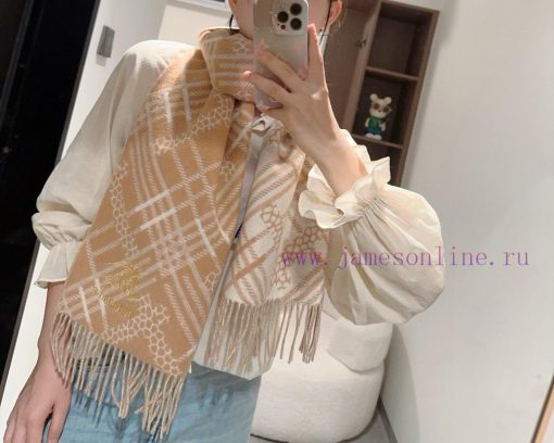 Double sided scarf Burberry plaid scarf ️ It looks crazy, so stylish and charming ️ I reallyox8hmt02 - Image 11