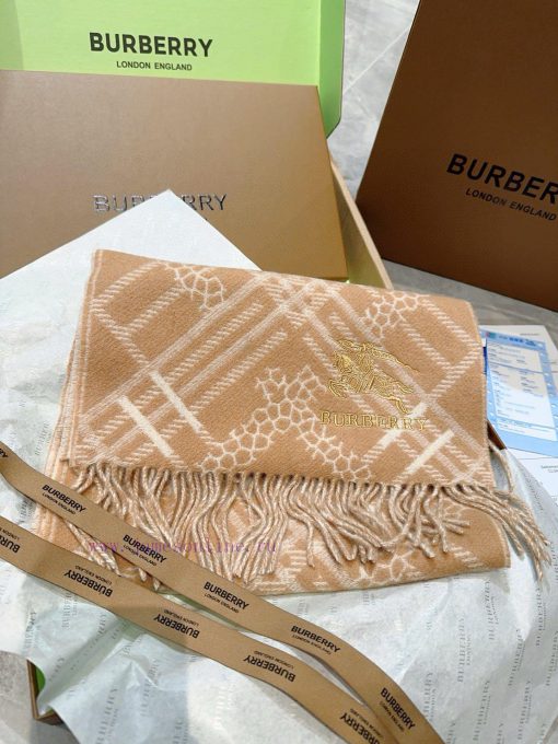 Double sided scarf Burberry plaid scarf ️ It looks crazy, so stylish and charming ️ I reallyox8hmt02 - Image 13